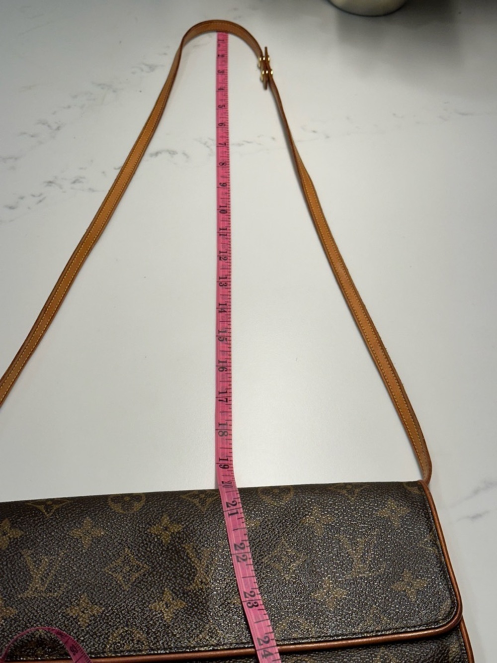 Louis Vuitton Monogram Shoulder/Crossbody Pouchette in Classic LV Monogram - Picture 12 of 16